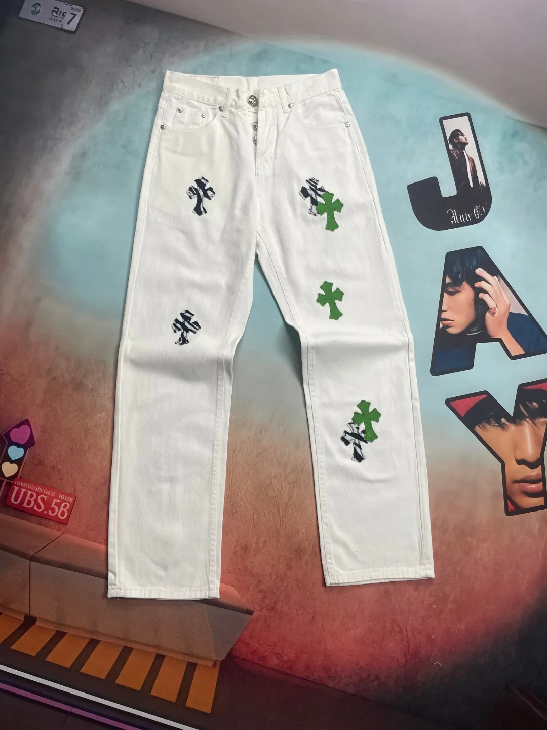 🅿️280 🔘Style No.-KL132 🔘Cro Heart𝐂𝐡𝐫𝐨𝐦𝐞 𝐇𝐞𝐚𝐫𝐭 24SS British limited edition white and apple green patchwork zebra jeans* Trendsetters in the fashion circle, Croix Heart is out again! This pair of white jeans that combines apple green with zebra-print leather is simply the “rebellious elf” in the fashion world. It’s just for you who don’t want to follow the crowd. Look at this fabric. The main part is white denim. It's soft and super tough. It's breathable. You won't sweat when you wear it in summer, and it won't deform no matter how much you toss it around. The combination of apple green and zebra pattern is made of top-quality leather. The zebra pattern is like magic, three-dimensional and lifelike. The apple green is as fresh as if it was just picked from spring. The leather is so soft that it is perfectly spliced ​​with the white denim. Looking at this version again, it is completely "tailor-made" for our figure. As soon as the high waist is worn, the waistline moves up instantly and the leg length becomes 2.8 meters in seconds. The straight design is super considerate and hides all the little worries about your leg shape, allowing you to walk with wind and full aura. The details of Crow's heart have always been at the "king bomb" level. The iconic hardware, buttons, and zipper pullers are all carefully selected from high-quality metals. Their deep luster is super attractive and they are also extremely durable and will not fade no matter how you use them. The small leather brand label hides a lot of ingenuity, and the texture and logo are incredibly exquisite. The stitching is even more precise and neat. I am impressed by this craftsmanship! Matching is even more "the king of all-matching". Pair it with a simple white T-shirt and white shoes, which is full of freshness. The apple green and zebra prints immediately pop out, and the American street style is easy to master. It is perfect for going out or partying. Put on a black short top and Martin boots, a contrast between black and white and green, and you are so cool that you have no friends. You will be the center of attention at music festivals and fashion parties, capturing everyone's attention in minutes.  Size: S M L XL (28.30.32.34) Color: White
